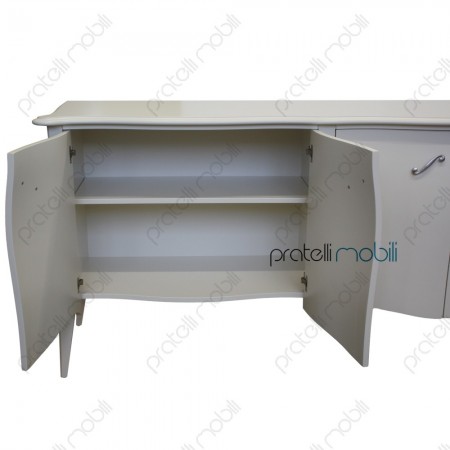Credenza bombata colore RAL 9001 con maniglie art. 5 argento graffiato